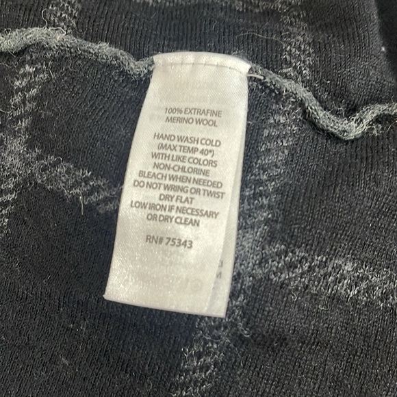 Tahari merino will sweater medium - Picture 6 of 6